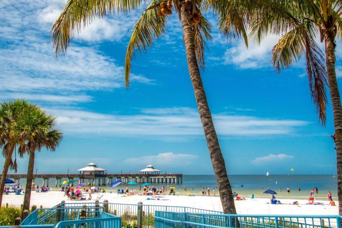 Fort-Myers-Beach-Florida-white-sand-beach-fishing-pier
